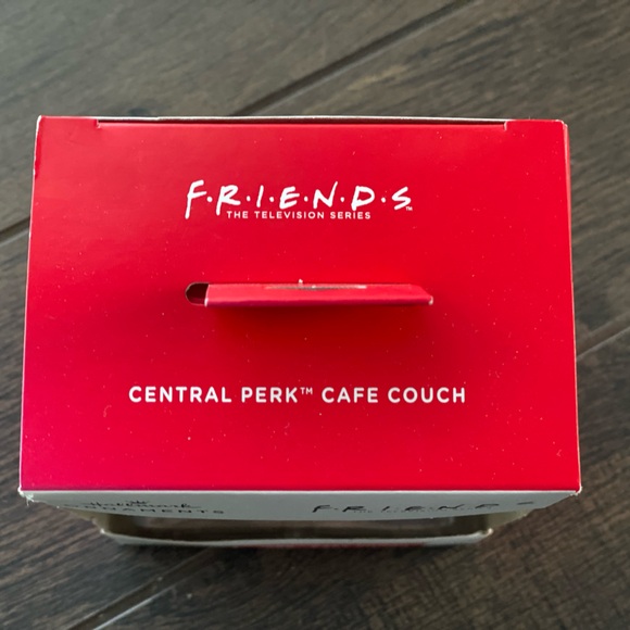 F•R•I•E•N•D•S Central Perk Cafe’ Couch Hallmark Christmas Ornament Frien… - Picture 5 of 10